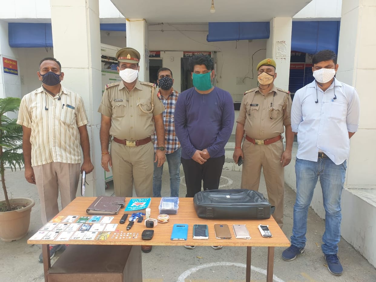 लड़कियों से अश्लील चैट कर ब्लैकमेल करने वाला आईटी इंजीनियर गिरफ्तार