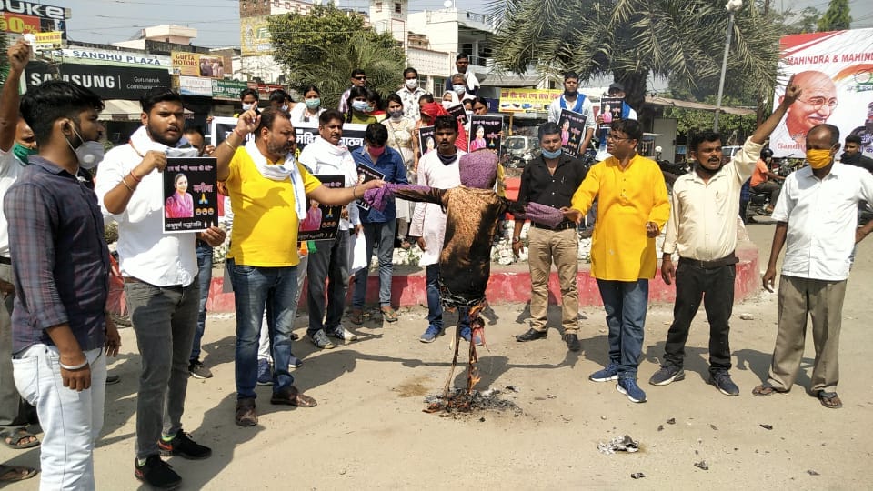 कांग्रेसियों ने फूंका यूपी सरकार का पुतला