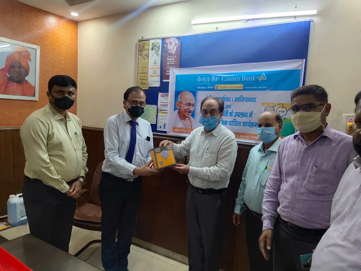 स्वास्थ्य विभाग को एक हजार मास्क और 500 लीटर सैनिटाइजर सौंपा