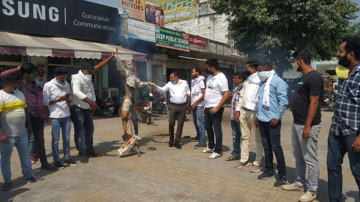 हाथरस की घटना को लेकर युवा कांग्रेसियों में रोष, फूंका पुतला