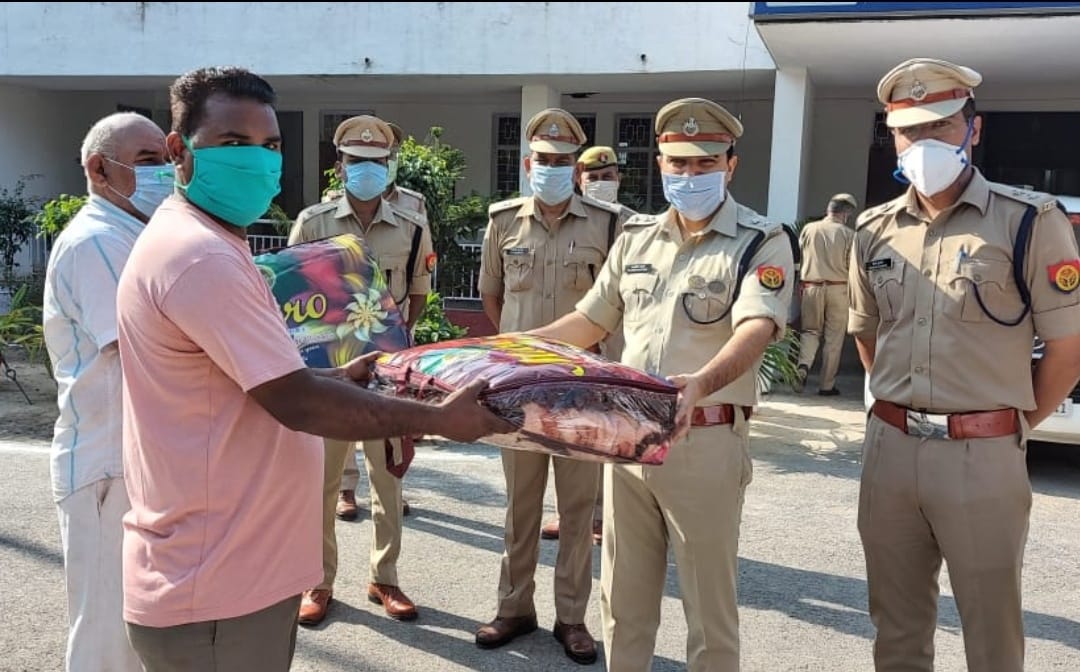ग्राम प्रहरियों और सफाईकर्मियों को किया सम्मानित