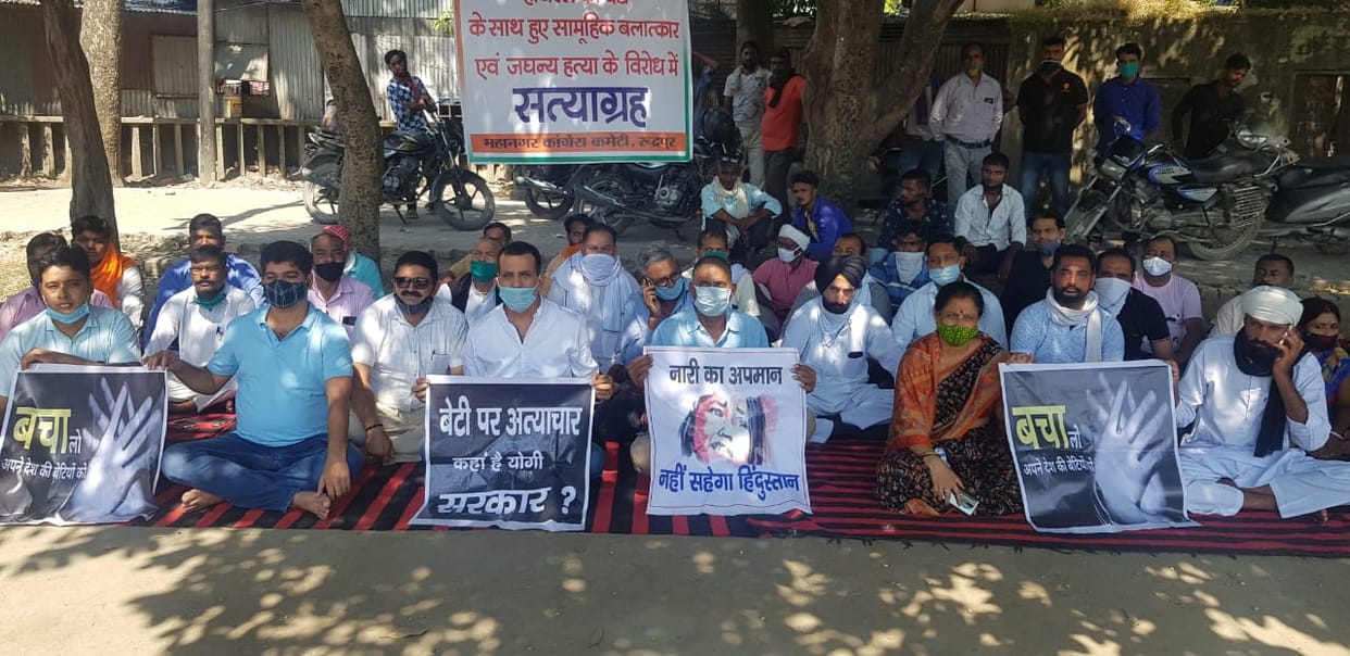 रुद्रपुर में सत्याग्रह पर बैठे कांग्रेस कार्यकर्ता