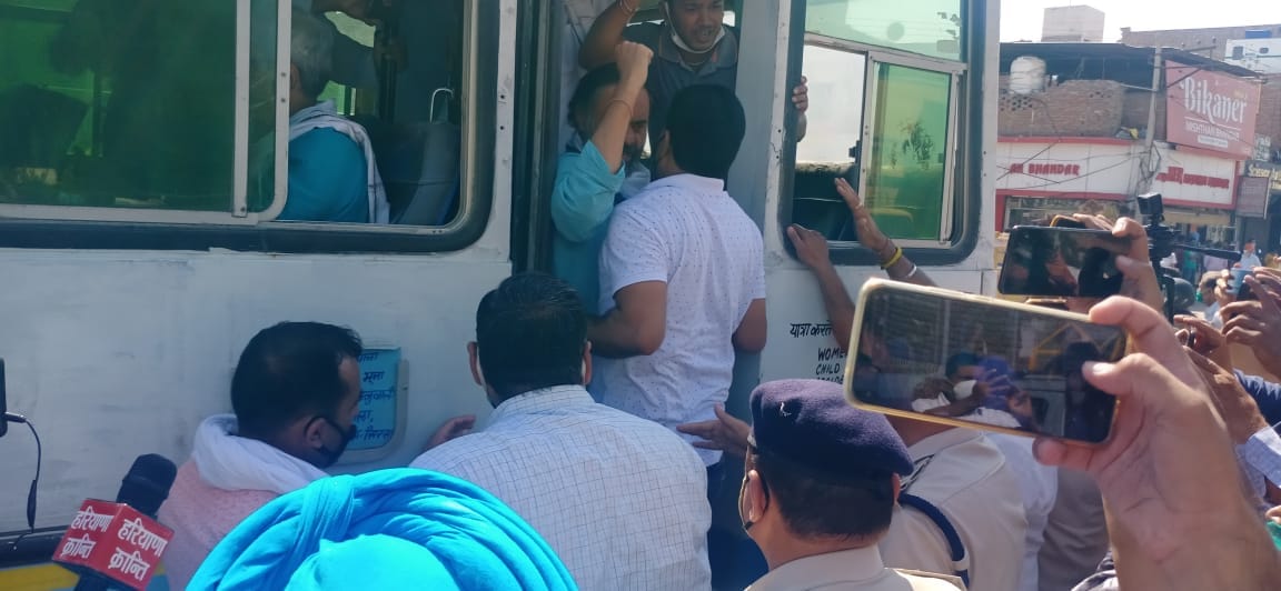पुलिस ने किसानों को धरने से उठाया