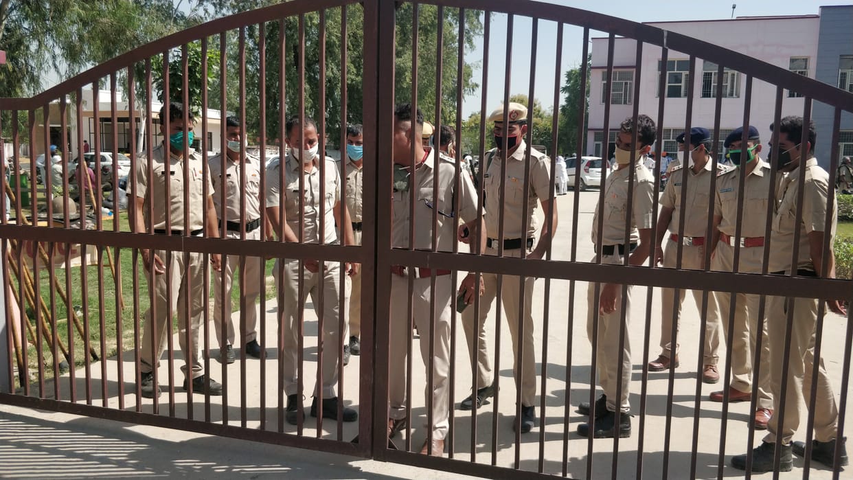 सदर थाने में किसानों को  हिरासत में लिया