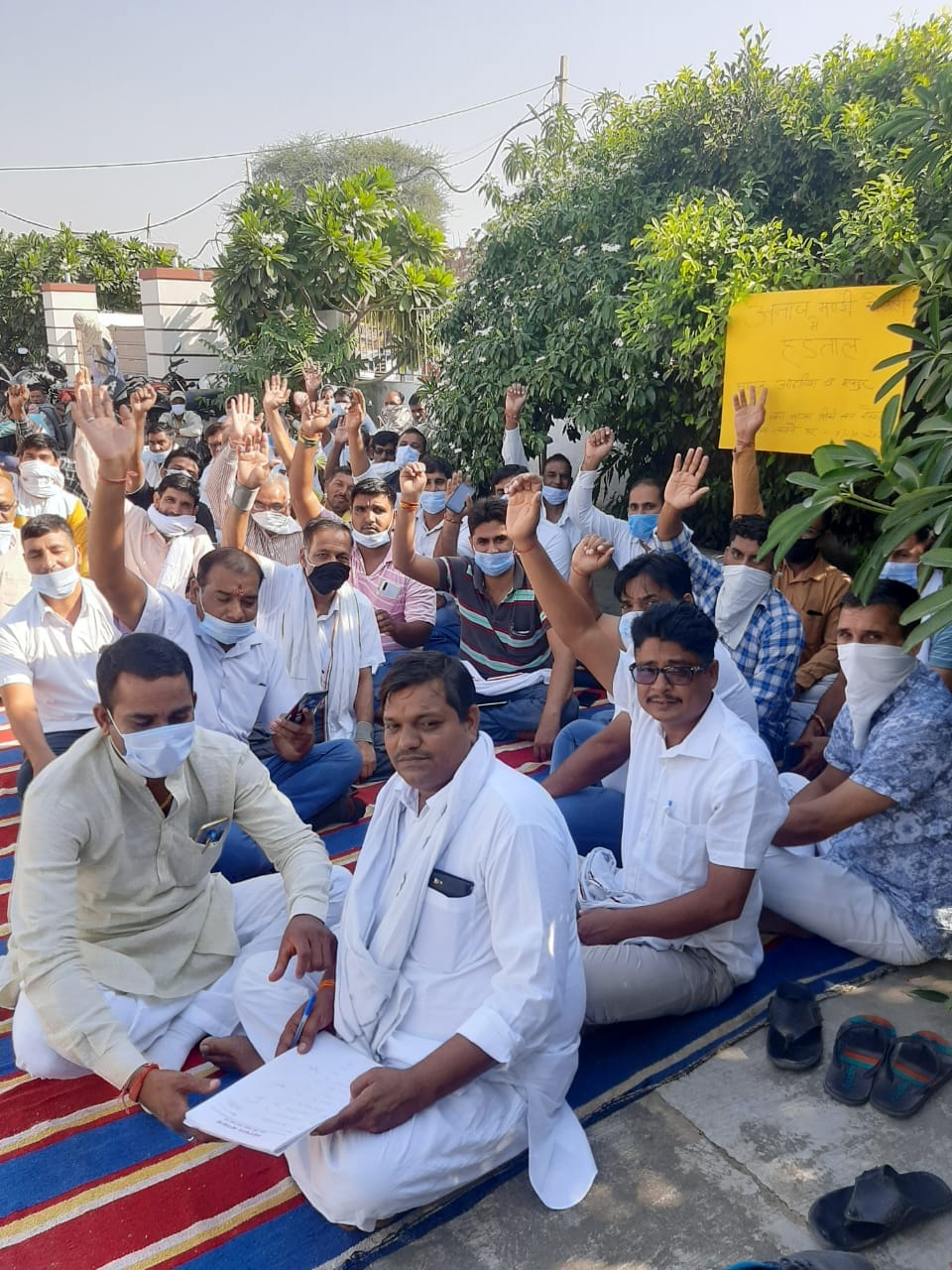 रेवाड़ी की कोसली अनाज मंडी में बाजरा की खरीद बंद कर धरने पर बैठे आढ़ती