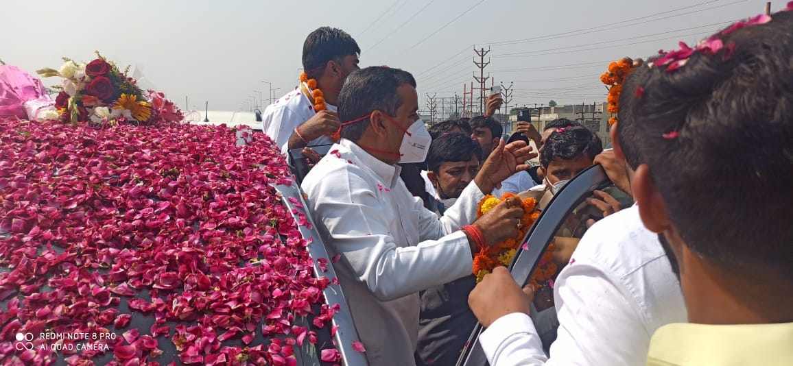 सपा कार्यकर्ताओं ने किया धर्मेंद्र यादव का स्वागत