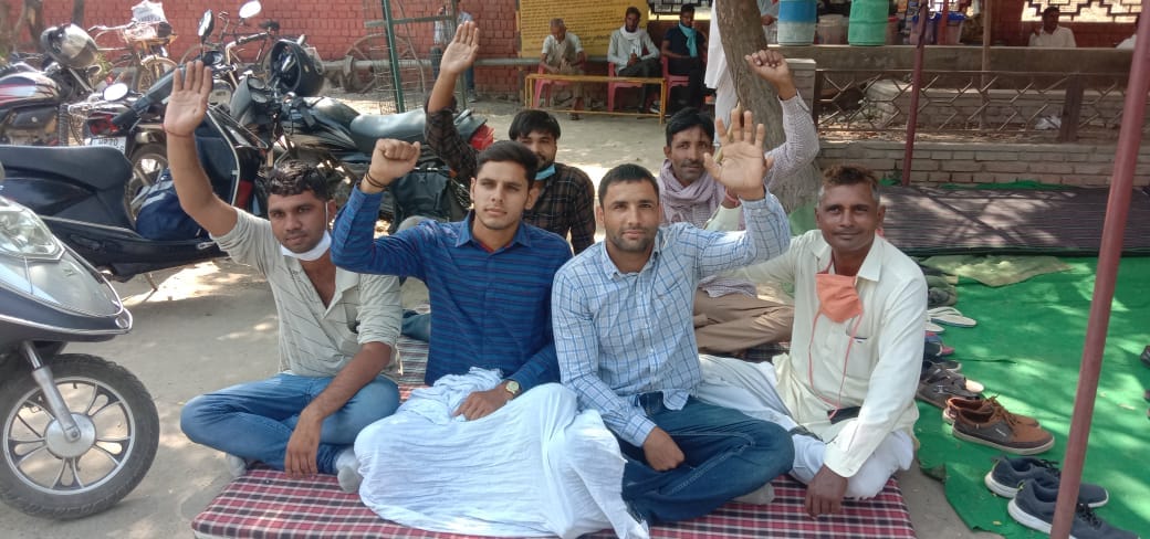 सोनाली फोगाट- सुभाष शर्मा प्रकरण
सुभाष शर्मा व अमित बिसला ग्रामीणों के साथ बैठे धरने पर