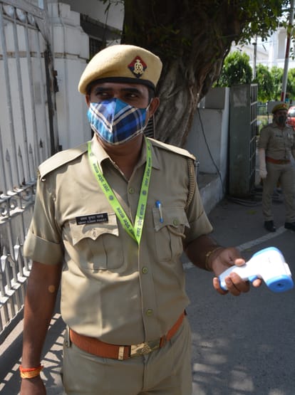विधानसभा गेट पर चेकिंग