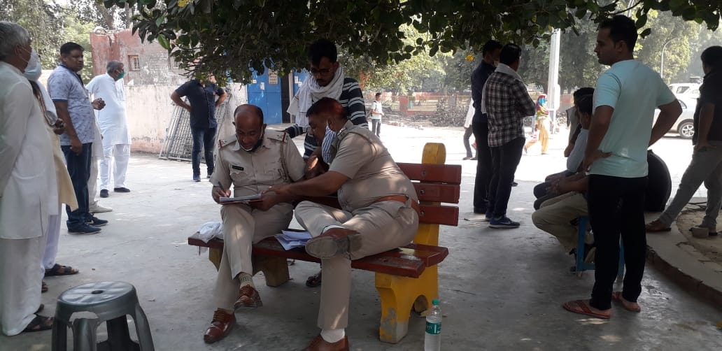 पड़ोसियों के तानों से तंग आकर बिजली  कर्मचारी ने गोली मारकर की थी आत्महत्या