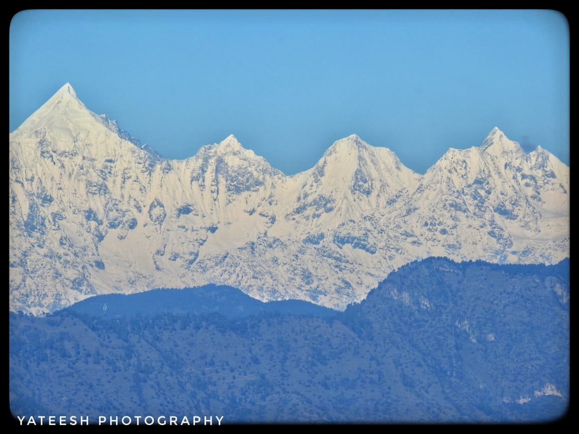 बादलों का घूंघट हटा, निखरी हिमालय की छटा