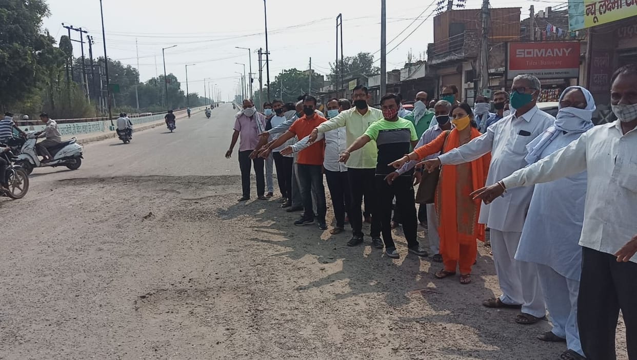 सड़क सुधार को लेकर प्रशासन के खिलाफ शहर वासियों ने खोला मोर्चा