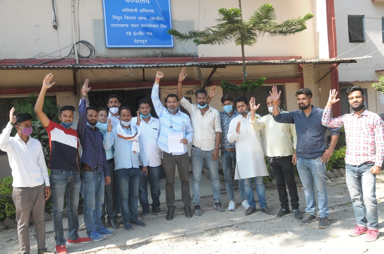 शहर में जगह -जगह खोखले बिजली के पोलों को तुरंत हटाये जाने की मांग को लेकर ईसी रोड स्थित पावर कॉरपोरेशन लिमिटेड ऑफिस के बाहर प्रदर्शन करते युवा कांग्रेस के कार्यकर्ता।