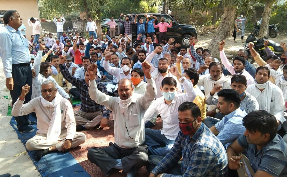 अनशन करते शिक्षक