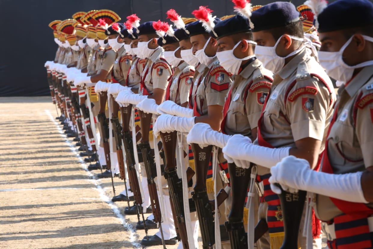 शहीद पुलिसकर्मियों को याद कर नम आखों से दी श्रद्धांजलि