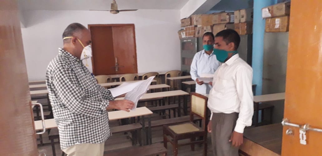 डीसी ने किया लाइब्रेरी का औचक निरीक्षण लिपिक मिला गैरहाजिर