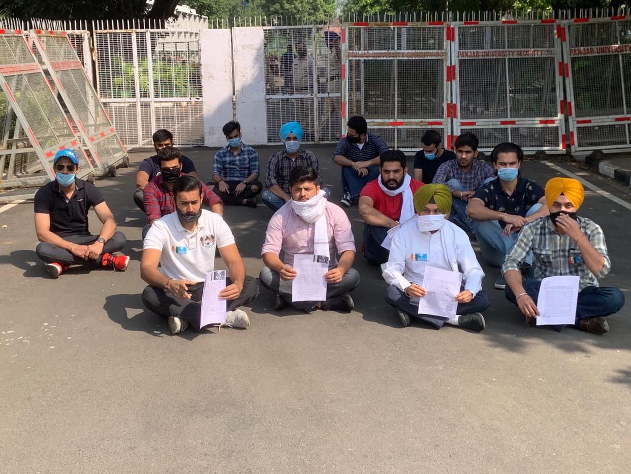 छात्रों से जुर्माना वसूला तो अंजाम बुरा होगा, एनएसयूआई ने किया प्रदर्शन