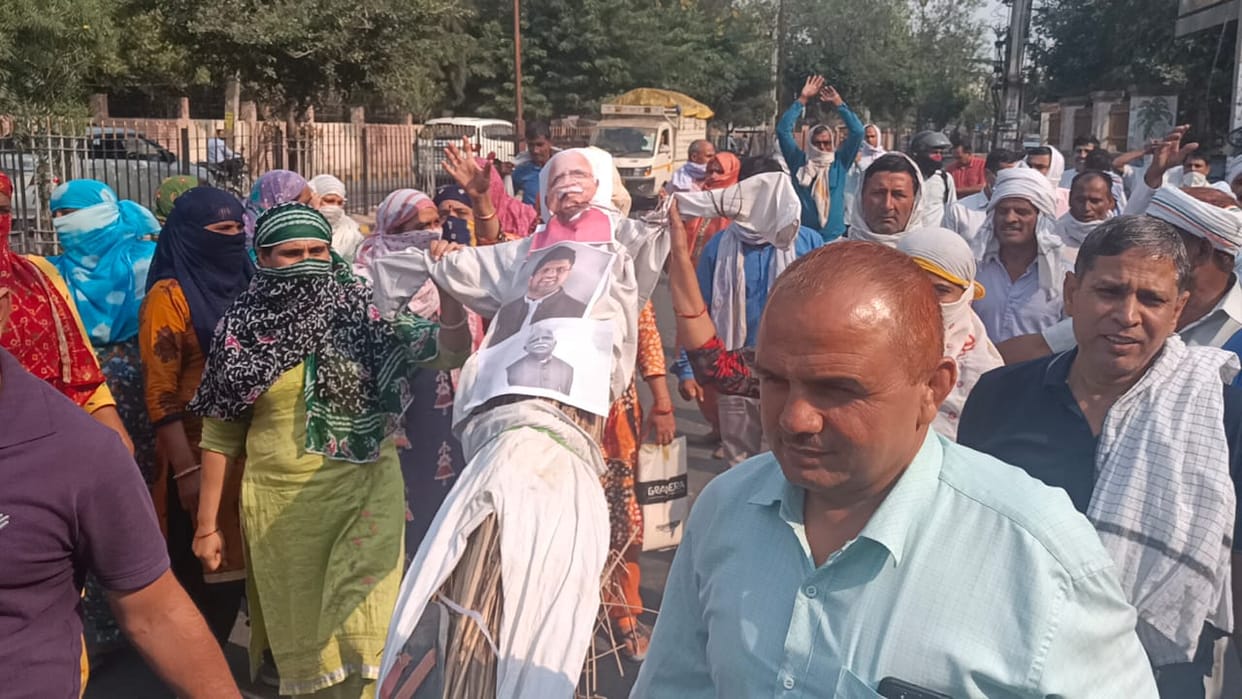 पीटीआई ने दशहरे पर जलाया सरकार का पुतला