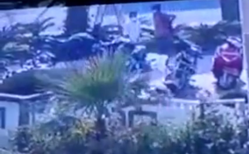 चोरों ने उड़ाया डिलीवरी ब्वॉय का बैग, कैमरे में हुए कैद