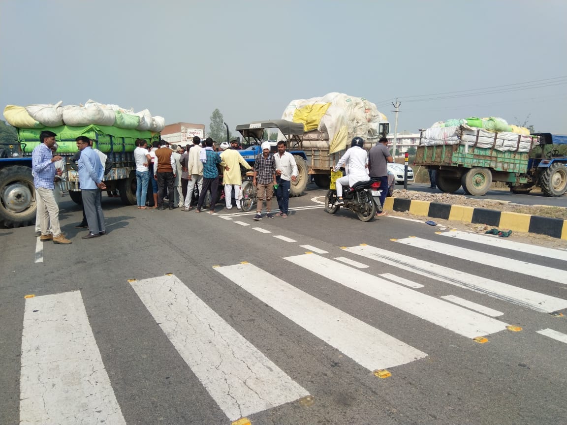 कपास की खरीद नहीं होने पर किसानों ने किया रष्ट्रीय राजमार्ग जाम