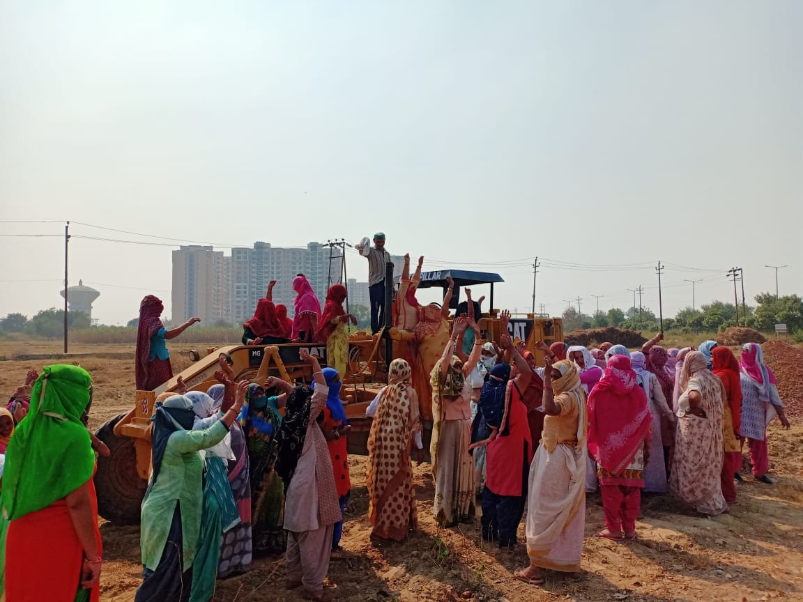 मधुबन बापूधाम में किसानों ने रोका निर्माण कार्य, नौ को घेरेंगे कलेक्ट्रेट