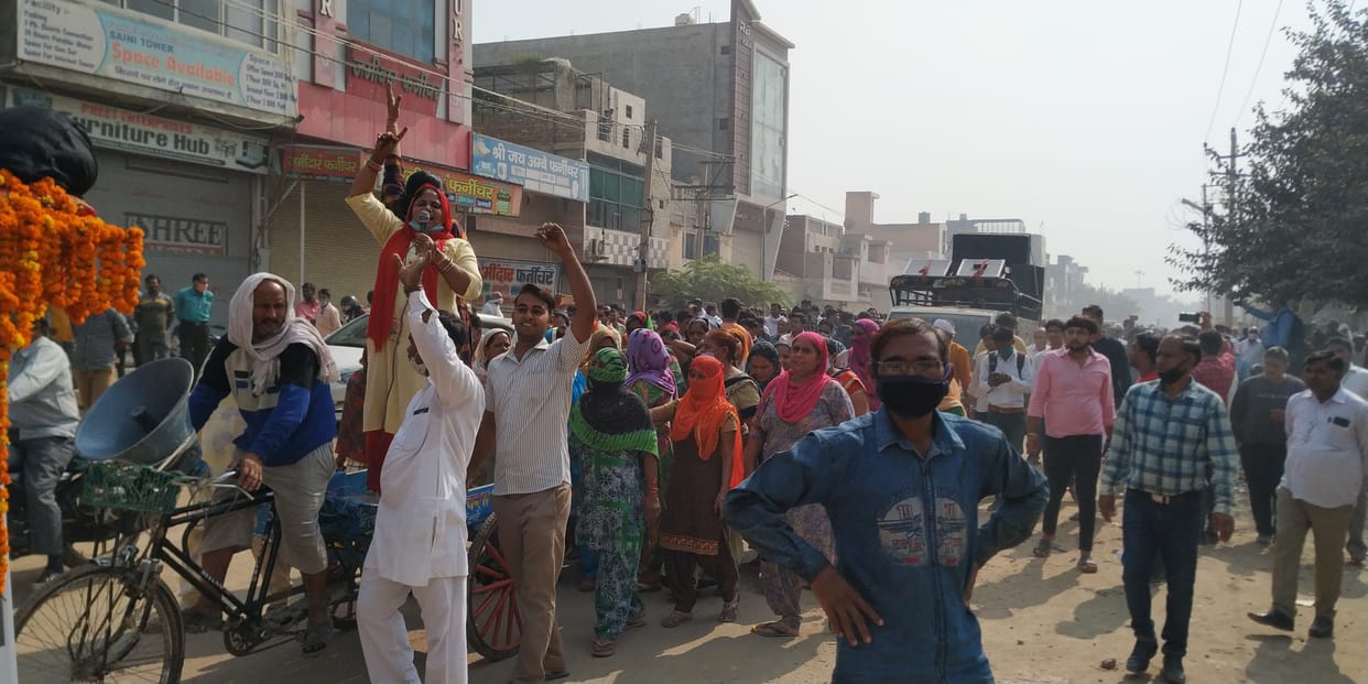 रोहतक रोड की बदहाली के विरोध में दुकानें बंद कर सड़कों पर उतरे व्यापारी, देवीलाल चौक तक किया प्रदर्शन