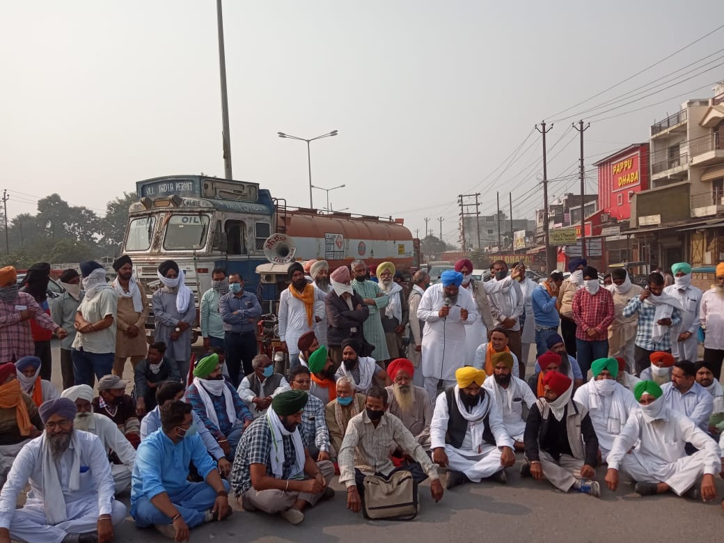 रुद्रपुर में किसानों ने कृषि कानूनों के खिलाफ हाइवे किया जाम