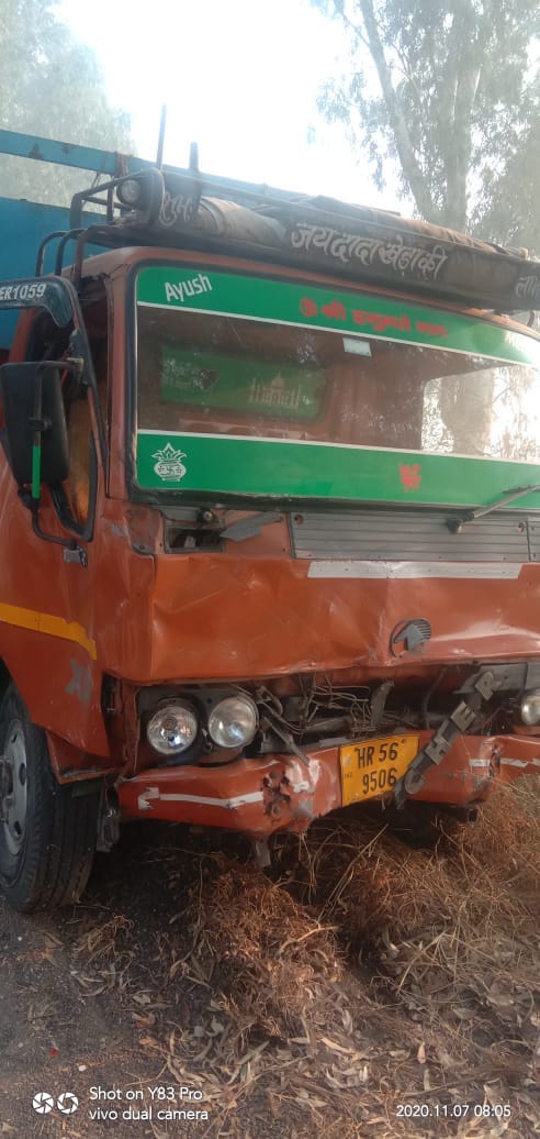 कार-कैंटर की टक्कर में पिता की मौत, बेटा-बेटी घायल