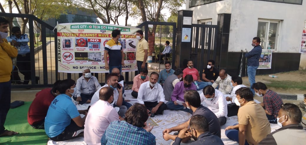 खराब मेंटेनेंस, क्लब हाउस को बनाया सेल्स ऑफिस, वेब सिटी में जमकर हंगामा