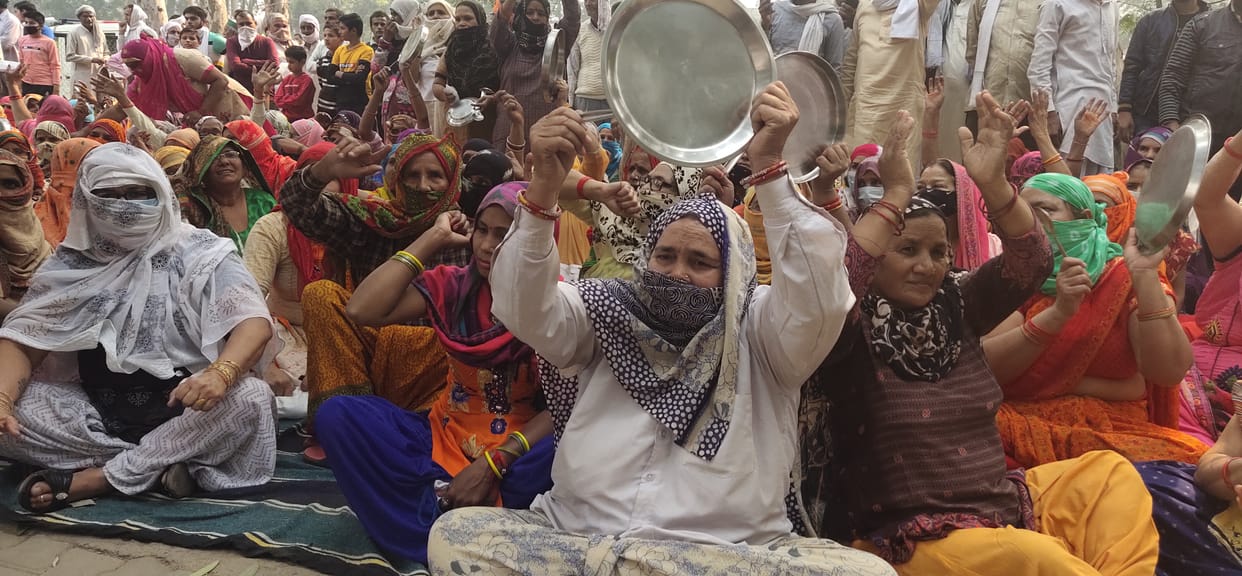 एक समान मुआवजे को लेकर किसानों ने भरी हुंकार, किया कलक्ट्रेट का घेराव
