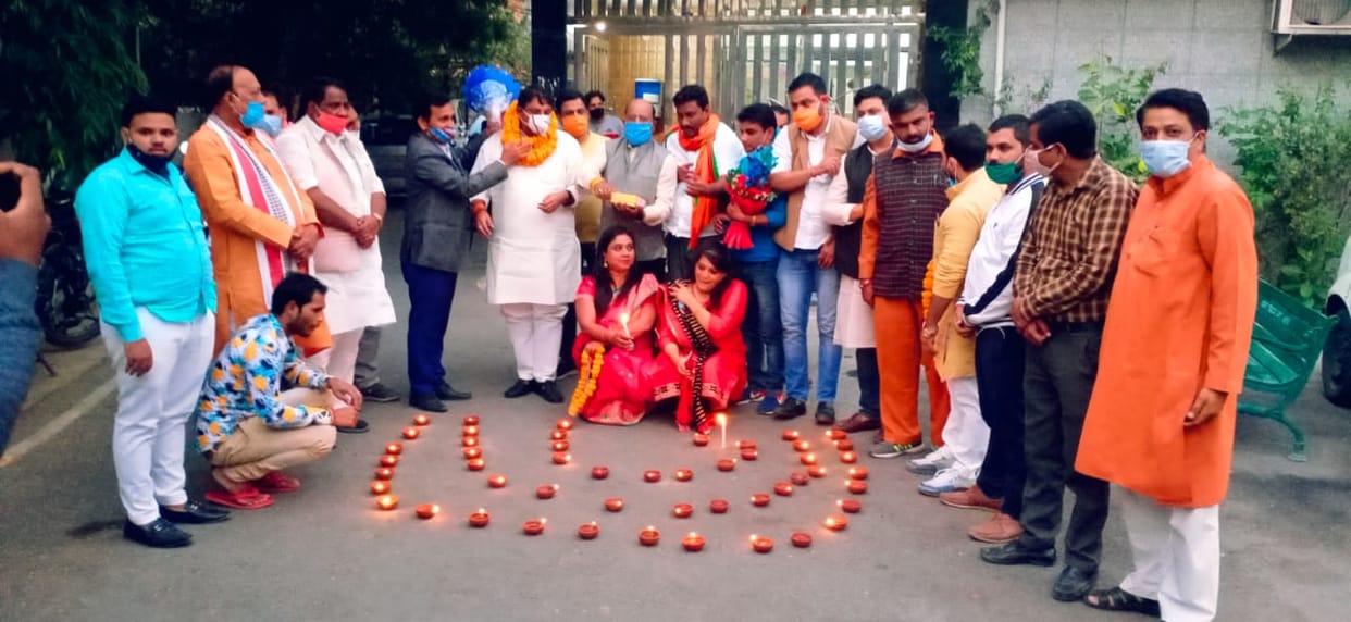 बिहार चुनाव में जीत के रुझानों पर भाजपा ने मनाया दीपोत्सव