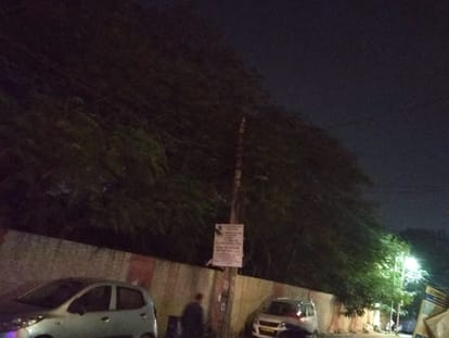 नेहरू नगर में चार दिन से खराब है स्ट्रीट लाइट, शिकायत पर भी न हुई ठीक