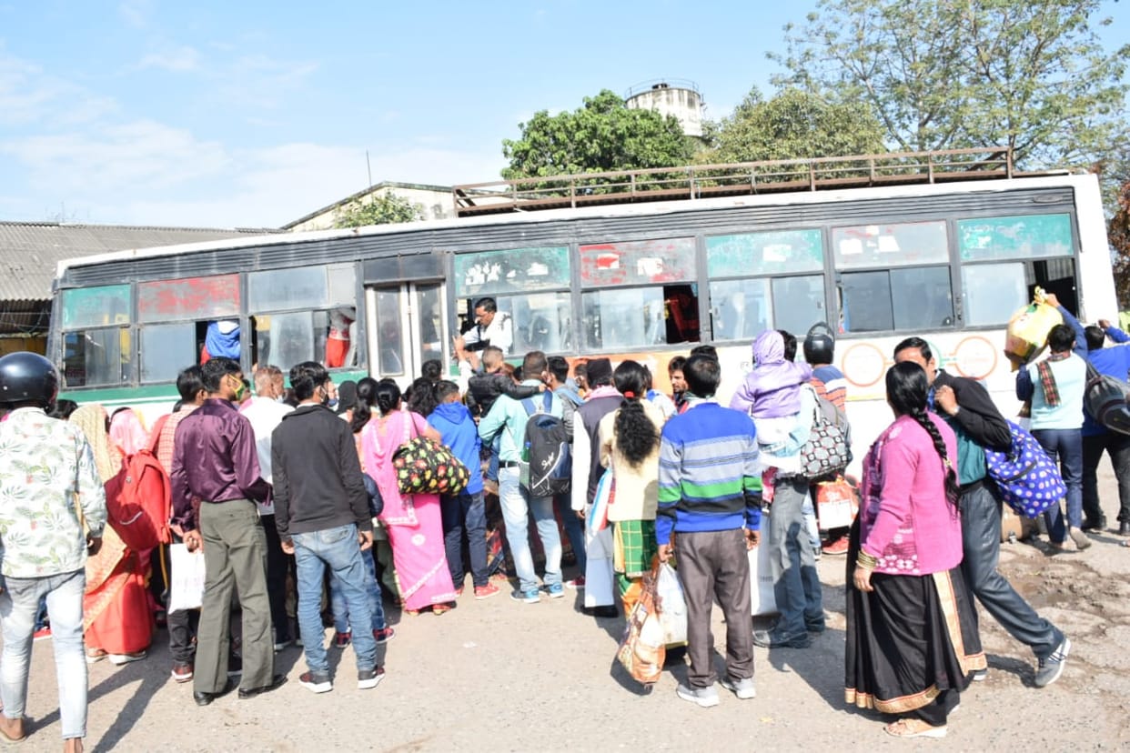 रुद्रपुर में भैया दूज पर रोडवेज बसों में उमड़े यात्री