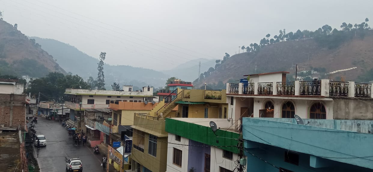 हिमालयी चोटियों में हुआ सीजन का पहला हिमपात, निचले इलाकों में बूंदाबांदी