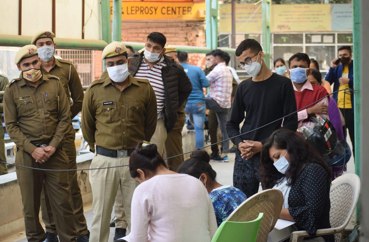 गुरुग्राम के पुराने नागरिक अस्पताल में कोरोना जांच कराने के लिए खड़े लोग और पुलिसकर्मी - अंजू जी की खबर के साथ