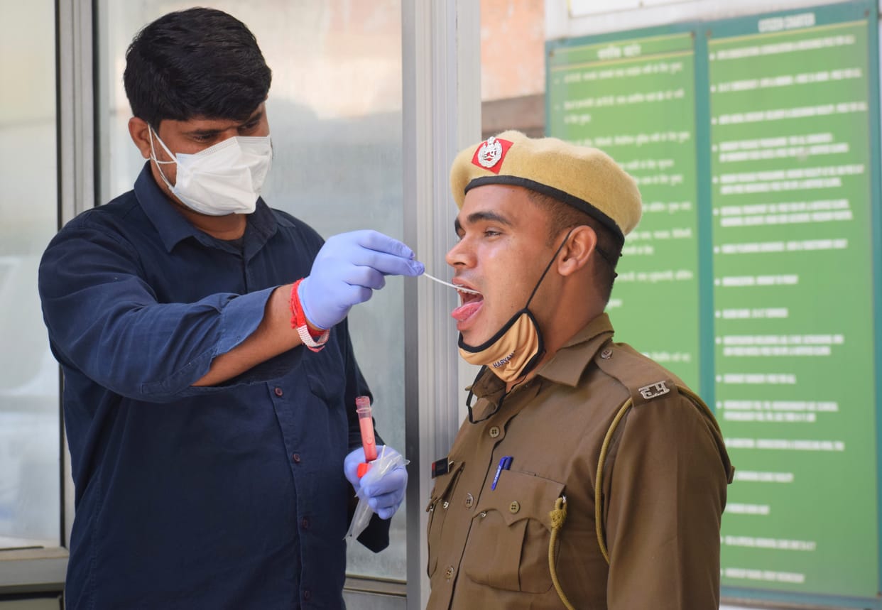 गुरुग्राम के पुराने नागरिक अस्पताल में कोरोना जांच कराते हुए पुलिसकर्मी- अंजू जी की खबर के साथ