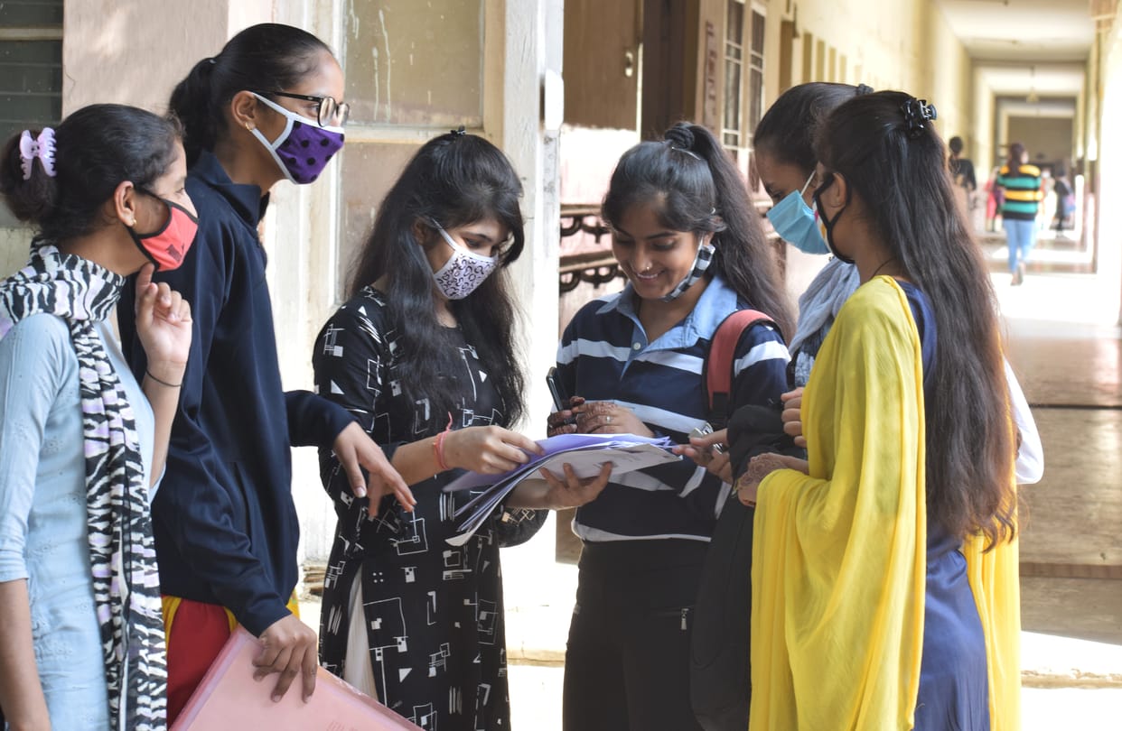 गुरुग्राम सेक्टर-14 कन्या महाविद्यालय खुलने के बाद पहुंचे विद्यार्थी - अंजू जी की खबर के साथ।
