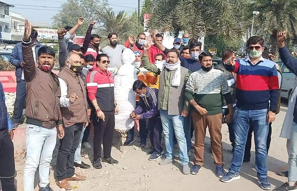 कांग्रेसियों ने फूंका पुलिस प्रशासन का पुतला