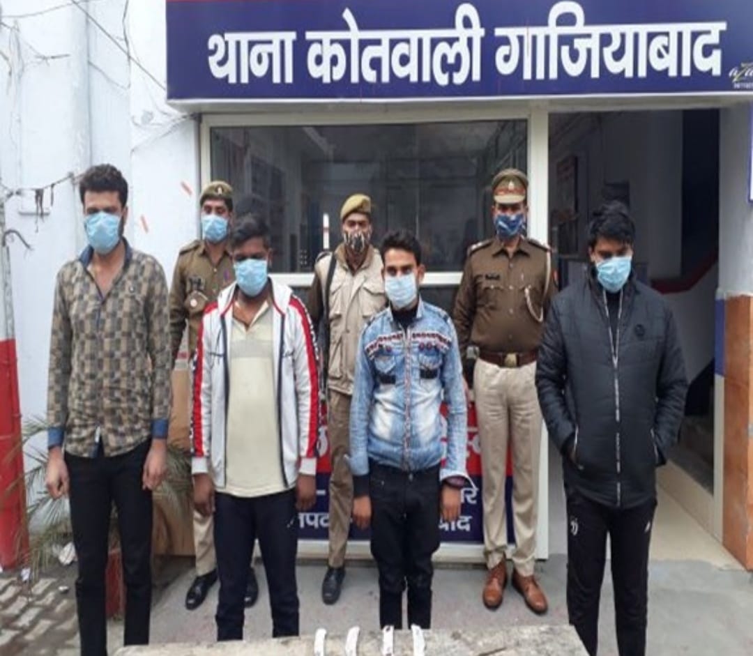 कैब में लिफ्ट देकर लूट की फिराक में घूम रहे 4 बदमाश दबोचे