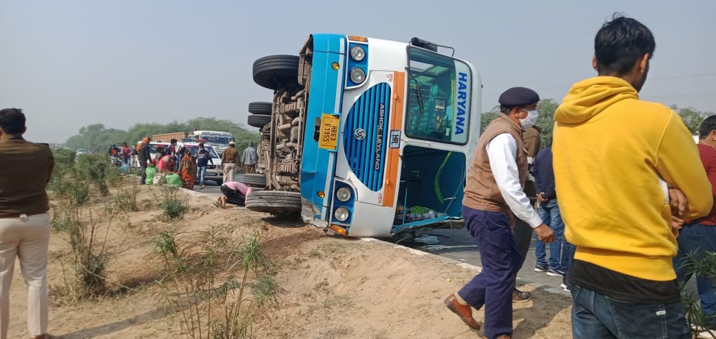 एयरपोर्ट के पास पलटी किलोमीटर स्कीम की बस