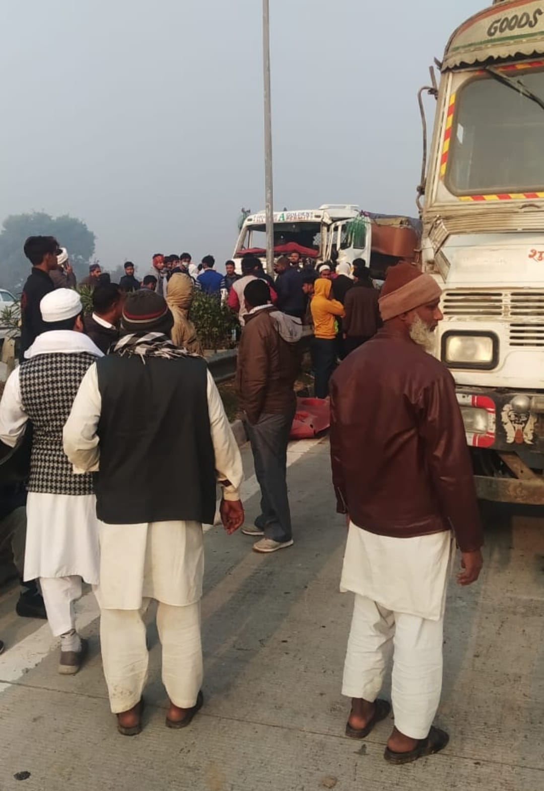 कोहरे में टकराए कई वाहन, ट्रक चालक की मौत, तीन गंभीर
