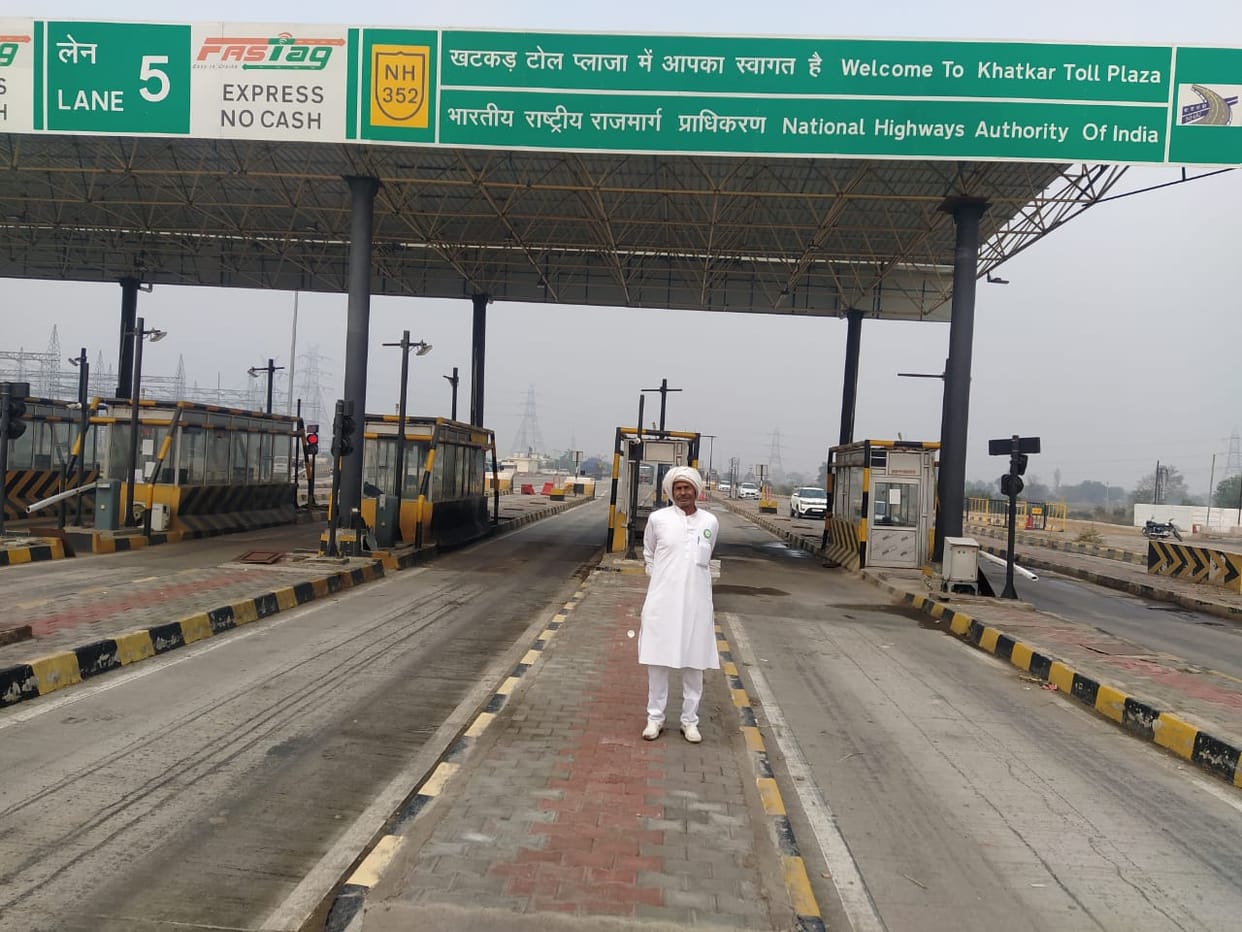 टोल हुए फ्री, किसान  यूनियनों ने कृषि कानूनों के विरोध में टोल पर दिया धरना