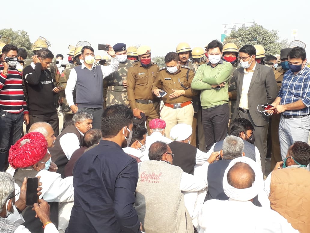 दिल्ली जयपुर हाईवे पर किसान व पुलिस आमने-सामने