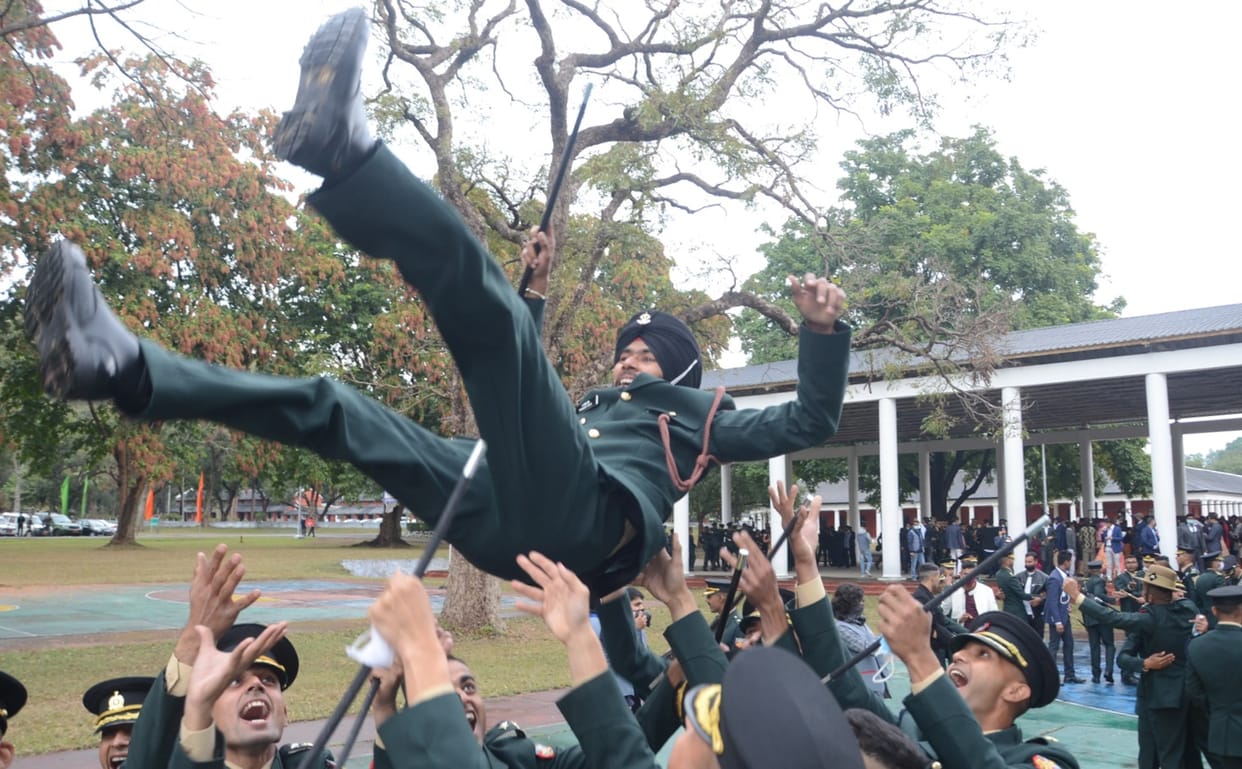आईएमए में पासिंग आउट परेड के बाद पहला कदम पार करते ही साथी को हवा में उछालकर खुशी जाहिर करते पास आउट हुए सैन्य अधिकारी