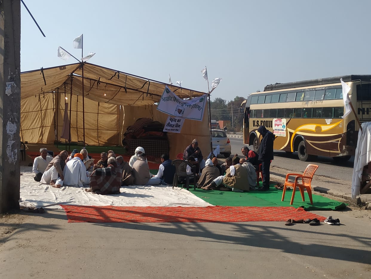 दिल्ली जयपुर हाईवे स्थित बनीपुर चौक पर चल रहे आंदोलन में चौधरी देवी लाल के प्रपौत्र अर्जुन चौटाला ने किसानों के बीच बिताई रात