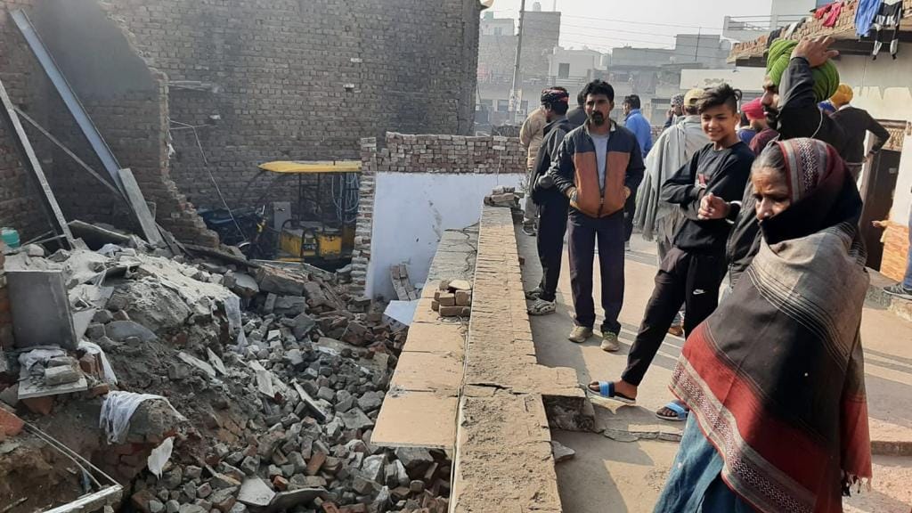 रेवाड़ी में निर्माणाधीन मकान गिरा
