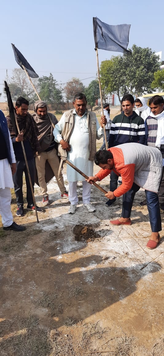 उपमुख्यमंत्री दुष्यन्त चौटाला के आने से पहले किसानों ने खोदा हेलिपैड