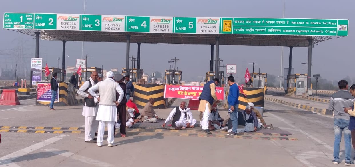 किसानों ने खटकड़ और बद्दोवाल टोल करवाए फ्री