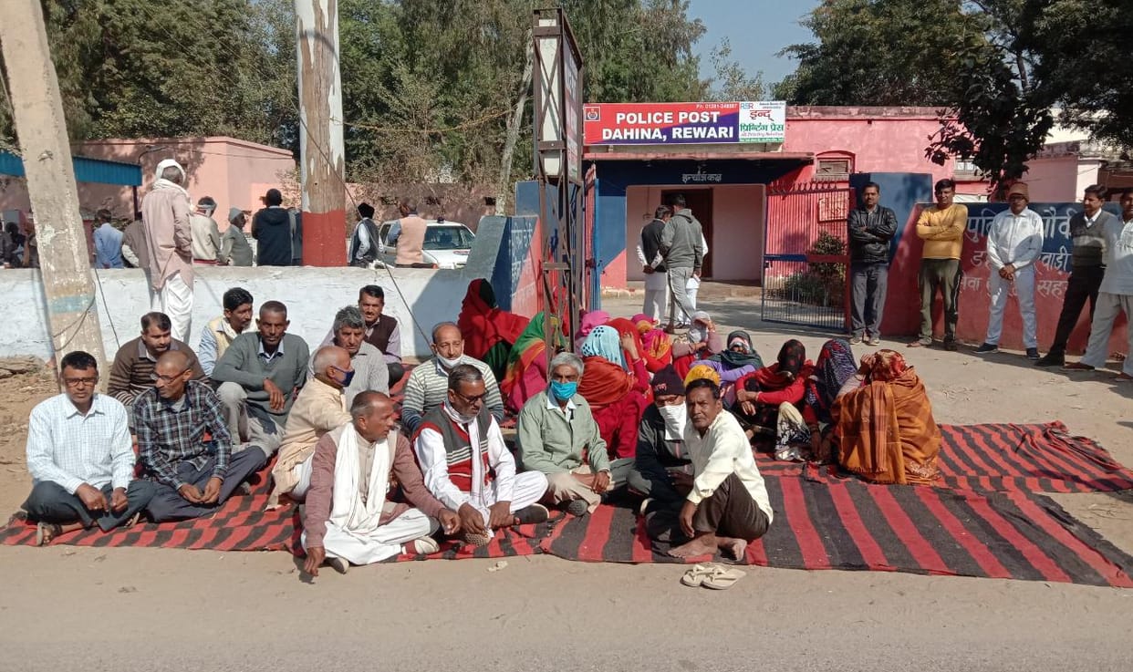 हत्या के 23 दिन बाद भी गिरफ्तारी नहीं, ग्रामीणों ने डहीना  चौकी पर दिया धरना