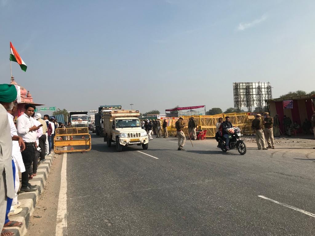 किसानों का विरोध देख पुलिस ने दिल्ली जयपुर हाईवे की दिल्ली से जयपुर जाने वाली दो लाइन की बंद