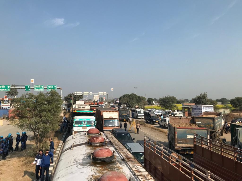 किसान आंदोलन का असर
दिल्ली-जयपुर हाईवे 48 पर हरियाणा-राजस्थान सीमा के खेड़ा बॉर्डर से लेकर गुरुग्राम तक जाम